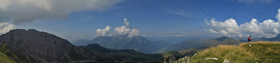 Sul pianoro di vetta della Corna Grande...ancora due passi a dx per la croce di vetta